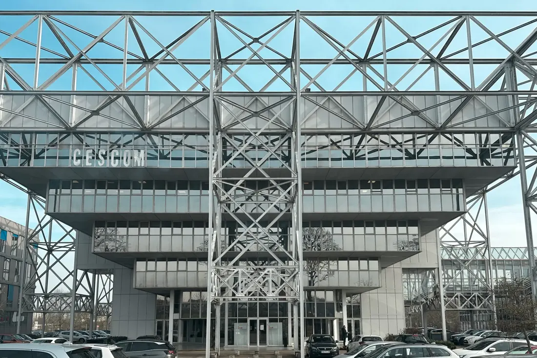 Façade du centre d'affaires CESCOM au Technopôle de Metz