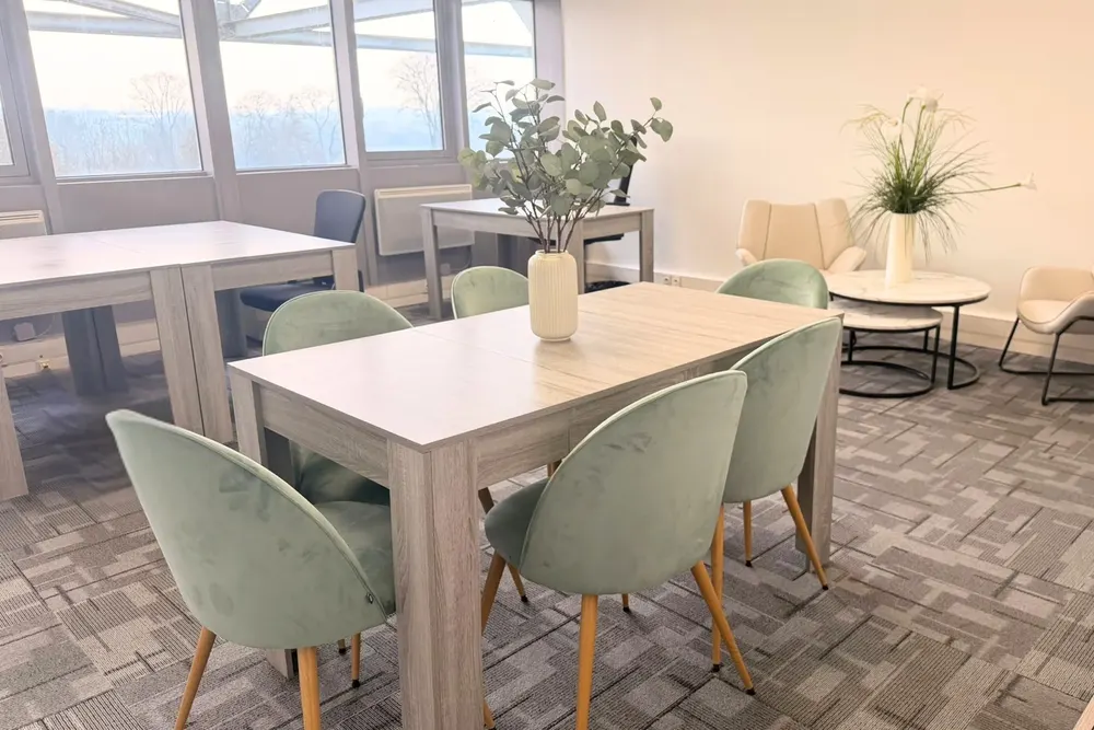 Espace de coworking avec grande table et chaises