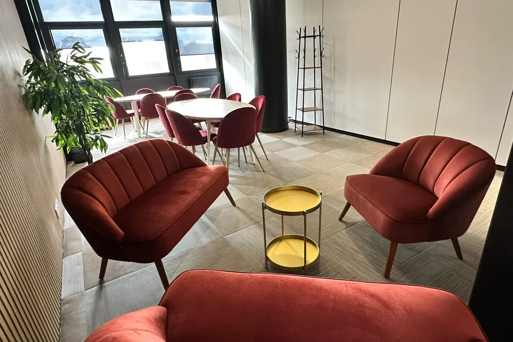 Espace détente avec fauteuils en velours