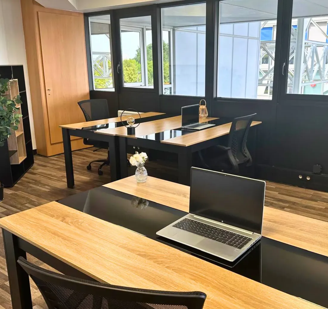 Bureau privatif équipé au Technopôle de Metz, avec postes de travail et grandes baies vitrées