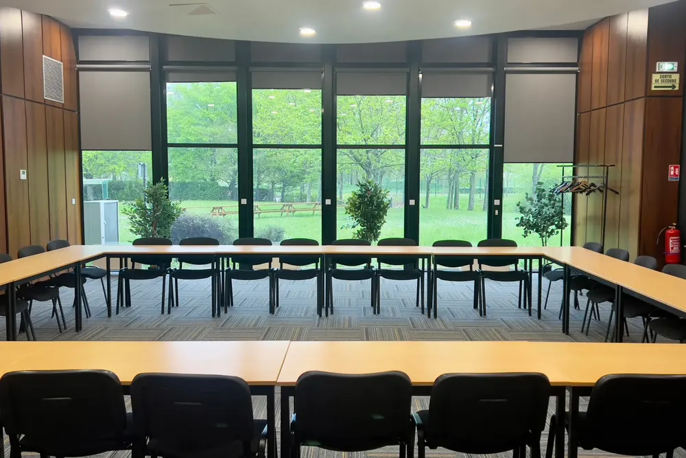 Salle de réunion avec grande table en U